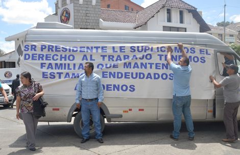 Cuenca van drivers protest outside transit authority headquarters yesterday.