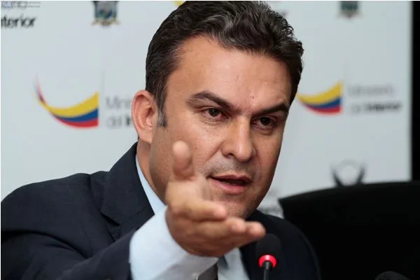Ecuador Interior Minister José Serrano threatens crack-down on price "gougers."