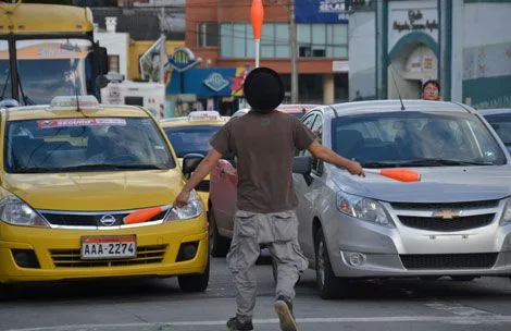 A juggler working a Unidad Nacional intersection.
