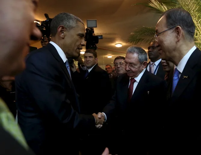 Obama and Raúl Castro shake hands at Summit of the Americas.