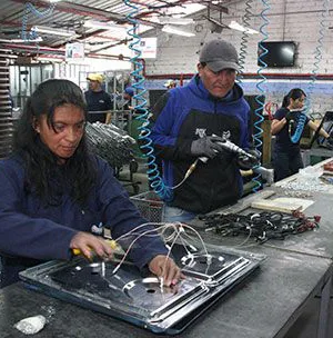 Cook top assembly line in Cuenca. Photo credit: El Tiempo