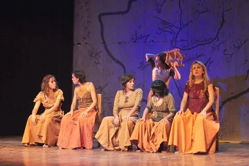 More strong aftershocks in Mexico, Julian Assange support, Correa won’t give up, Expat sheltered 140 homeless dogs, Cuenca numismatic museum