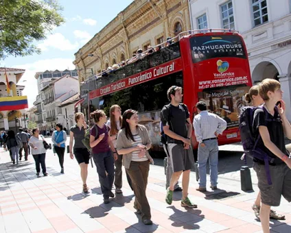 Cuenca’s historic district overflows with coastal tourists on weekends; Some of them are moving here