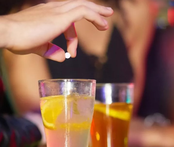 Lady thieves spike their dates’ drinks with ‘sweet dreams,’ then steal their stuff