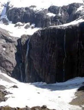 Snow and ice slow traffic in Cajas mountains as cold weather is predicted to continue for another week