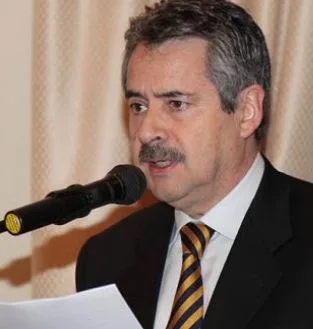 New editor plans to ‘open up’ the pages of national newspaper; Some Correistas object