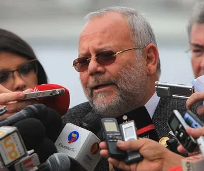 Wanted on bribery charges, ex-energy minister surrenders in Quito; Correa suggests that the arrest is ‘political’