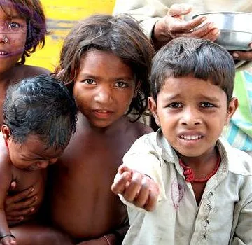 Cuenca council wants mining question on referendum, Venezuelan children beg for food, Día del Pasillo, Loja theater festival invites foreign actors