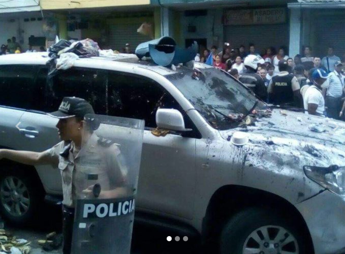 Anti-Correa protest turns violent; Extra police are called to rescue the former president