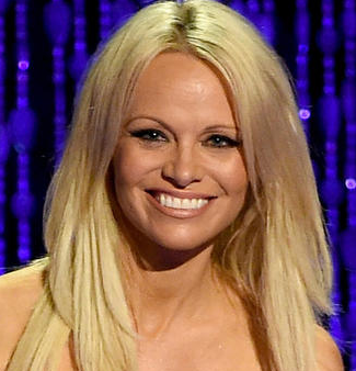 Pamela Anderson and others petition Moreno to restore Julian Assange’s internet account