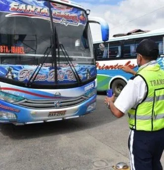 Easter holiday restrictions announced; City plans to vaccinate 66% of residents; Loja health system collapses; Foot washing and cross kissing restricted