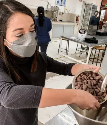 Santa Isabel tourism is promoted; Project to develop local chocolate industry; Snake oil warning issued; Zaruma mines surveyed; 30% capacity limit enforced