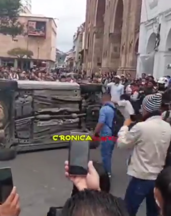 A crowd overturned a car it believed belonged to extortionists Friday on Calle Benigno Malo, in front of the cathedral. Police arrested the driver who they say was involved in other crimes.