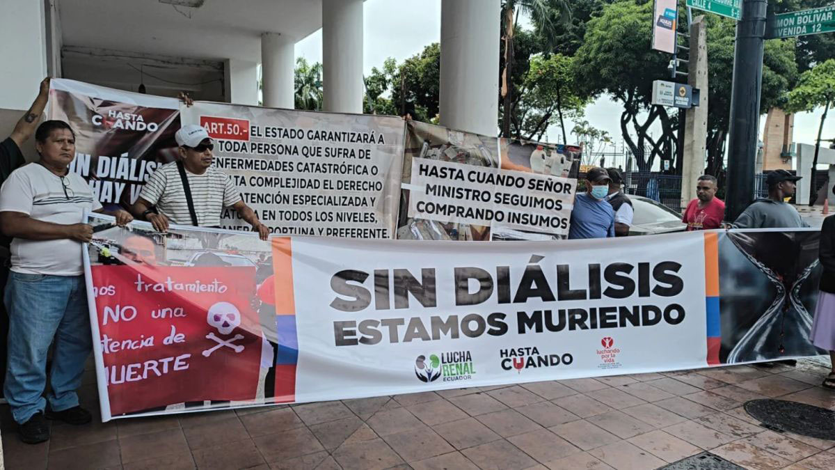 Cuenca-dialysis-patients-demand-payment-as-state-debt-threatens-treatment-providers (1)