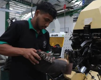 Fuel spill in the Cajas prompts investigation; 4-day work week idea gets cool reception; Suspected robber burned to death; French jazz at Casa de la Cultura