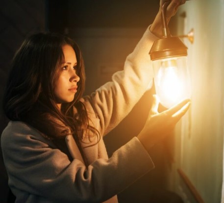 Blackouts reduced Monday as debate continues over Noboa’s claim of a blackout-free December