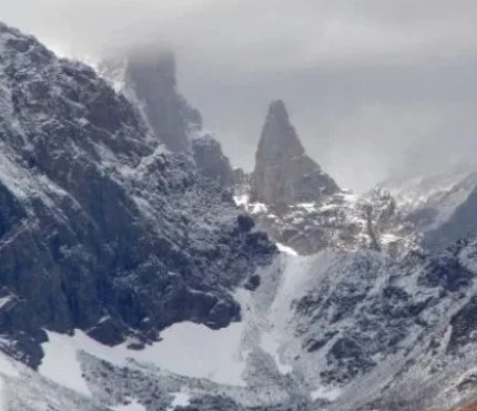 Hikers rescued in the Cajas; Hotels were full for Cuenca holidays; Assembly proposal would punish adolescents as adults; Turi fire threatened homes