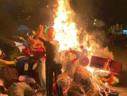 Cuencanos ring in the new year with music, fireworks, burning dummies and drink while the dogs go wild