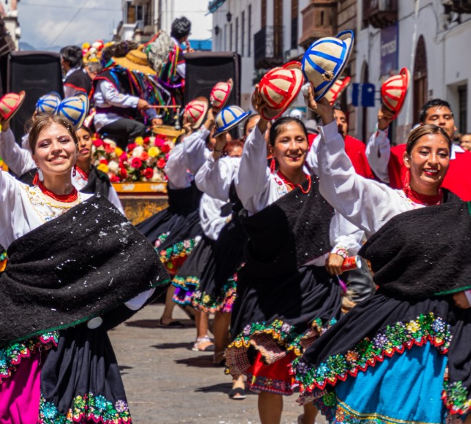 Power cuts are reduced for the holidays; Mazar water level rises as power plants sit idle; Businesses ignore Noboa’s day-off decree; Generator sales surge