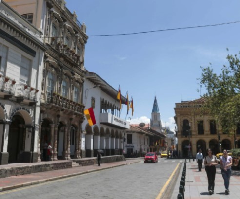Heads-of-state and their staffs arrive in Cuenca for the Ibero-American Summit; No blackouts this week; Bus internet is available; Heavy rain floods Colombia