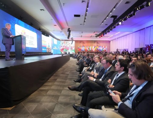 Water shortage persists as city urges conservation; Summit considers youth unemployment; Fire in the mountains; No Cuenca blackouts until Monday