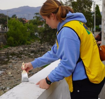 Cuenca expats pitch in to help the city’s Barranco Foundation eliminate unwanted graffiti