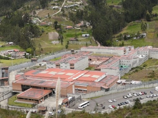 No coca farms found on northern border, army says; Mayor orders removal of unused cables; Prison spy drone shot down; Generators increase pollution