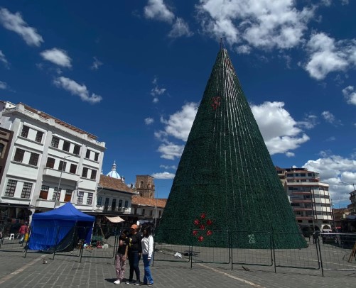 Domestic animals suffer from drought; Evening of music and dance; How to power Christmas lights, modems and laptops in blackouts; Generators arrive