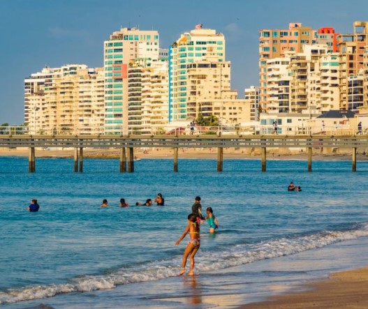 Noboa extends the New Year’s holiday; Rain replenishes rivers and reservoirs; Prison protest blocks highway; New complaints of fuel shortage