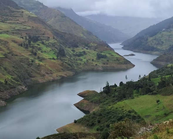 Constitutional Court rejects another challenge to Noboa; Strong earthquake rocks Guayaquil; Mazar reservoir continues to fill and nears capacity