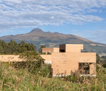 Residential architecture in Ecuador: Eight new houses that respect their natural surroundings