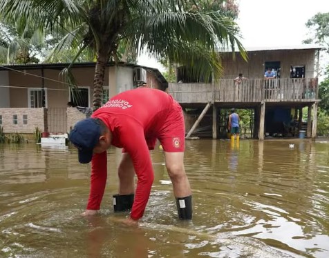 Landslides and flooding claim 12 lives with Guayas, Manabí, and Los Ríos Provinces the hardest hit