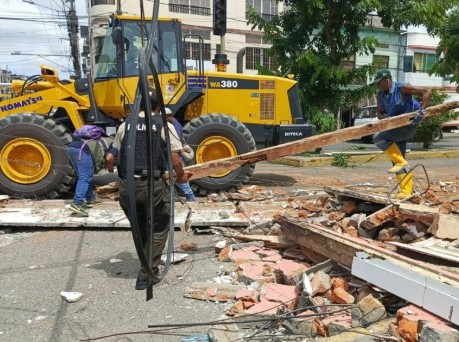 Recovery efforts underway following powerful Esmeraldas earthquake; At least 30 reported injured