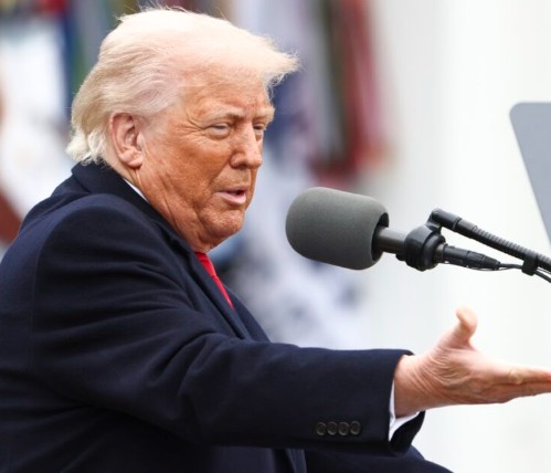 Ecuador exports to the U.S. will pay an additional 10% tariff; The dollar is back in the election news; More than 2,000 Ecuadorians deported from the U.S.