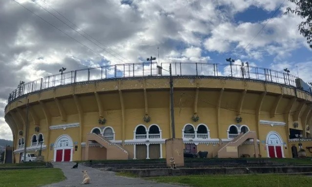 Los Lobos gang ‘taken down’ in Wednesday night police raids; Quito bull ring to be demolished; Electric buses to complement tram service; July 25 events