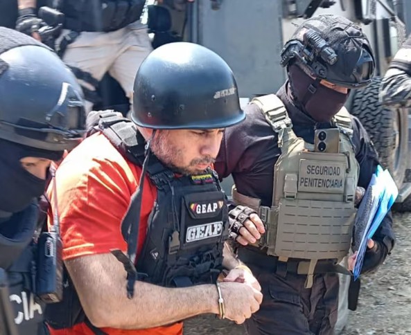 ‘Fito’ leaves Ecuador in U.S. custody and is scheduled to appear in a Brooklyn court on Monday