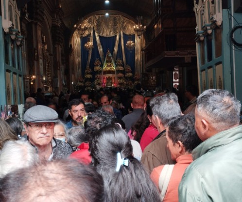 Noboa to add more questions to military referendum; Nepotism targeted at the National Assembly; Cuenca celebrates the Virgin; Water service is restored