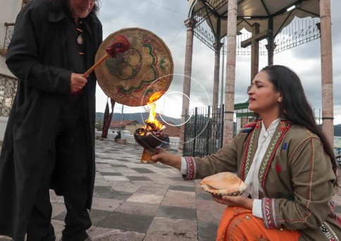 Killa Raymi celebrations are underway; Three days of music in Cuenca; Alex Syntek in concert; Festival of charangos; Economy improves; Drink and be merry!