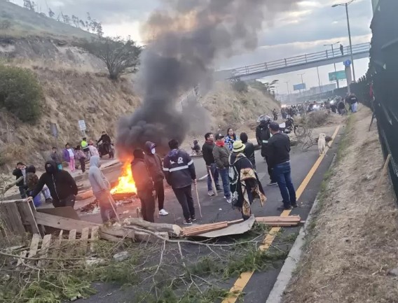Strike leaders and police keep local highways open; Court green lights constituent assembly question; Ecuador could become 2nd largest cocoa producer