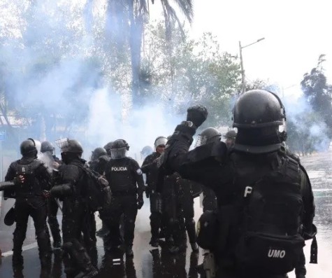 Otavalo becomes a battleground as police and soldiers confront rock-throwing protesters