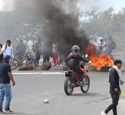 Highways remain blocked in Imbabura Province as talks begin; Most roads in Azuay are open