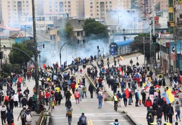Police and protesters clash in Quito as strike enters its third week; Sunday march in Cuenca is peaceful