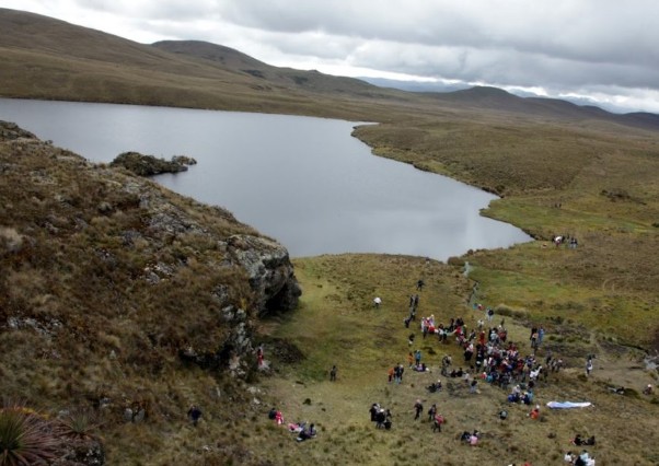 Measles vaccination campaign is underway; New mining law faces challenges; Kimsacocha protected area is expanded; Galapagos visitor fees defined