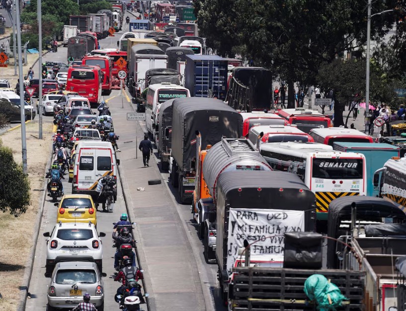 Colombian and Ecuadorian truckers and traders denounce trade war, many protest at the border