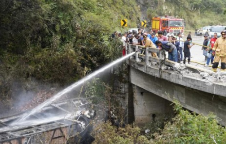 Fourteen dead, 29 injured in Cuenca-Guayaquil bus crash; Government plans to fire 1,300 public health workers; Noboa plans official visit to China in August