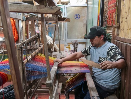 Cuenca ranks high in international media reports; Earthquake rocks Tarqui; Paute invites you over for a drink; Art of the poncho; Colombia has a hippo offer
