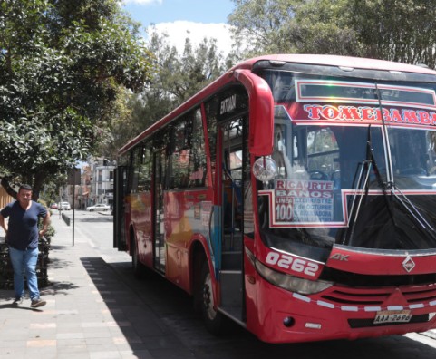 New mayor negotiates an end to bus service suspensions, promises an updated fare review