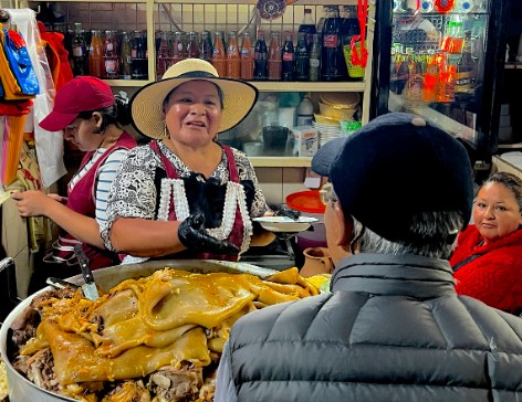 ¿Dónde están los puestos de chancho? The answer is Feria Libre, one of Ecuador’s largest mercados