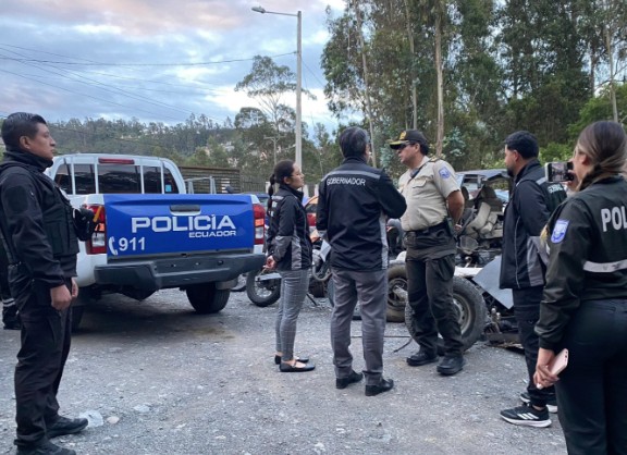 Two suspects still at large in deadly Chordeleg jewelry store robbery; Ecuador private school enrollment plummets; Effort underway to recall Daniel Noboa
