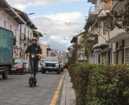 Taxis consider conversion to LPG power; Azuay adds charging stations; Monte Sinaí Hospital expands; Are pets replacing kids? Micro-mobility proposals